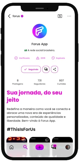 Mockup tridimensional da rede social mobile Forus App exibindo feed social dinâmico e chat reativo no smartphone